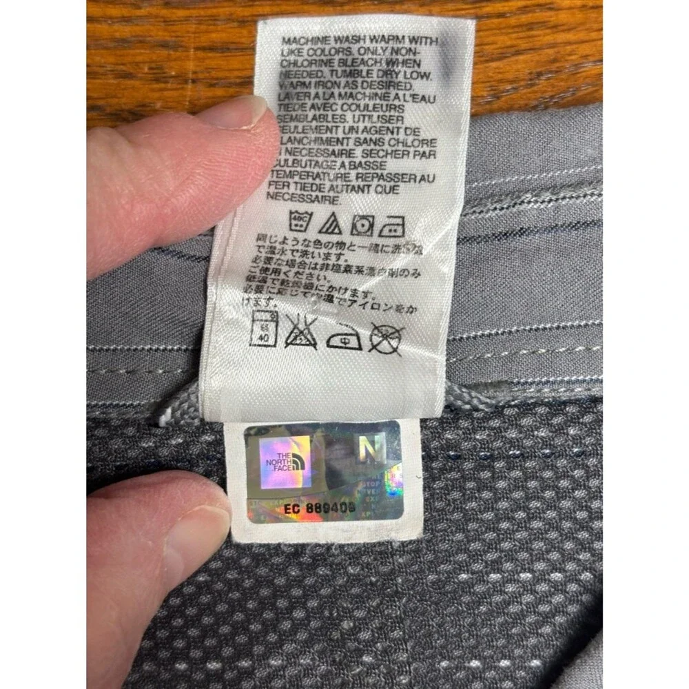 The North Face Vaporwick Gray/Wht/Blue Plaid Button-Up Vented Men’s L Shirt